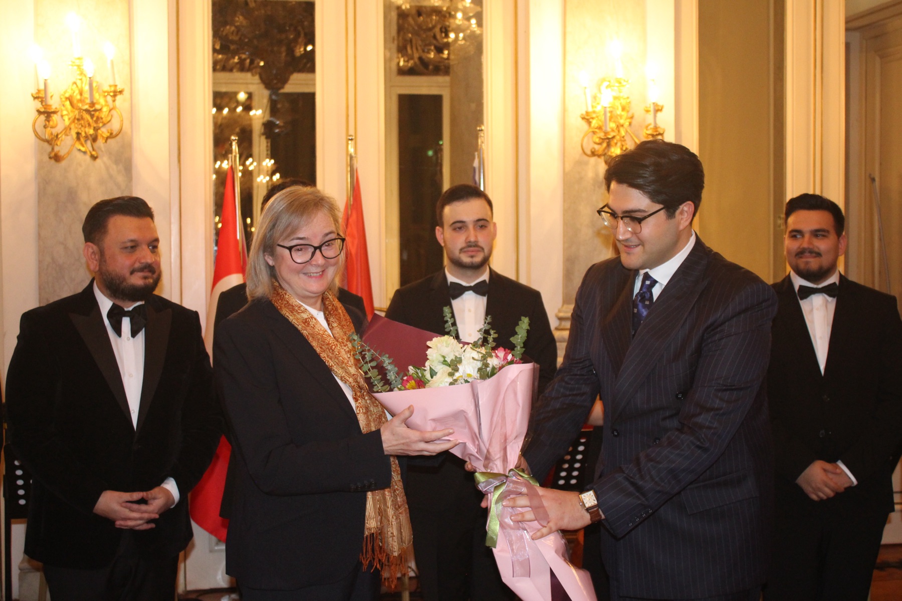Sultan Abdülaziz'in Vals Gecesi · Çiçek Takdimi